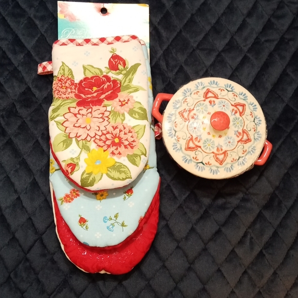Pioneer Woman Mini Mitts and Casserole w lid - Picture 3 of 6